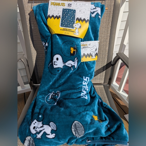 Philadelphia Eagles And Snoopy Super Soft Oversized Throw Blanket - Picture 1 of 13